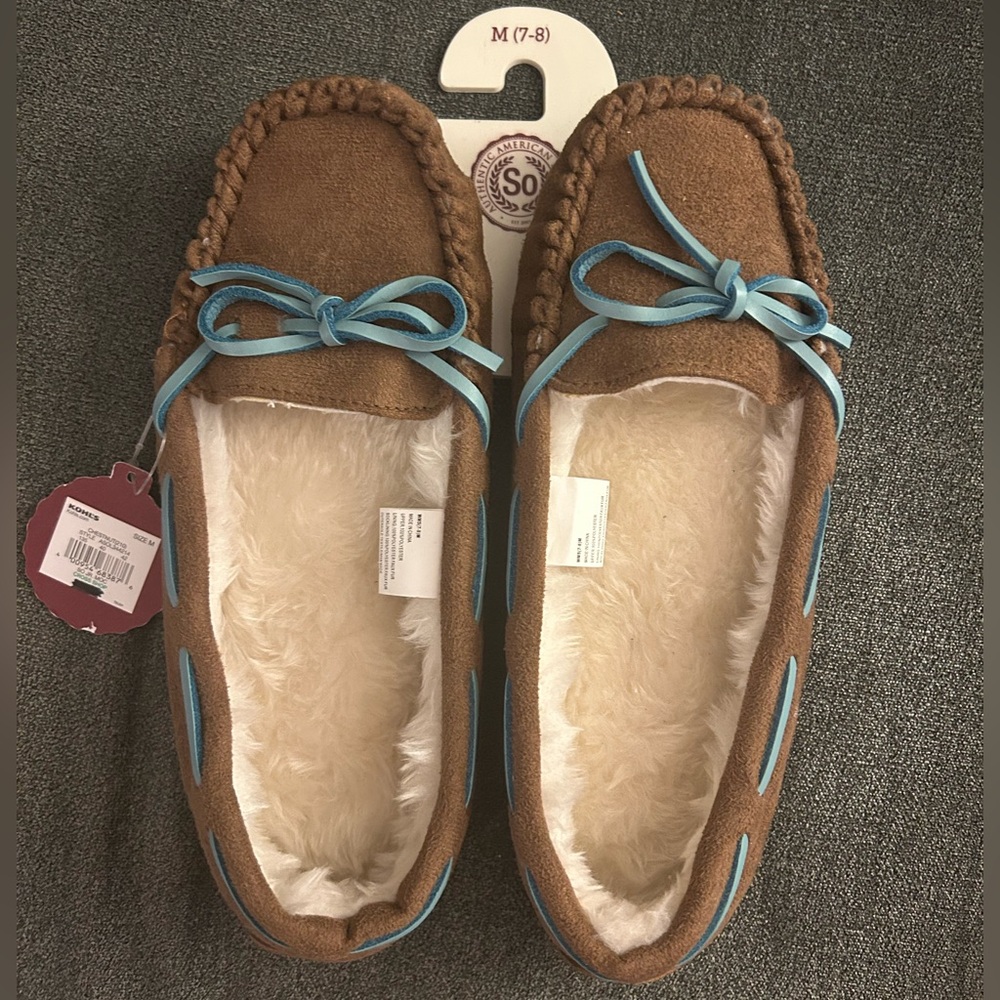 NWT SO Women’s Medium Brown Moccasin Fuzzy Slippers with Blue Trim